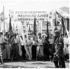 <1951년, 정전반대 시민궐기대회 모습> 사진_국가기록원