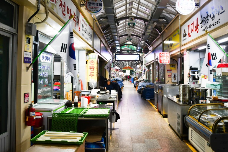 Inside the Hwacheon market