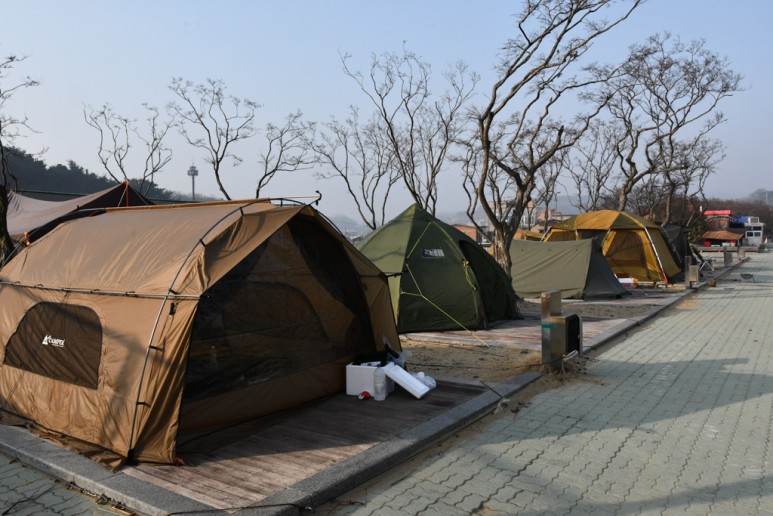 Ground camping deck
